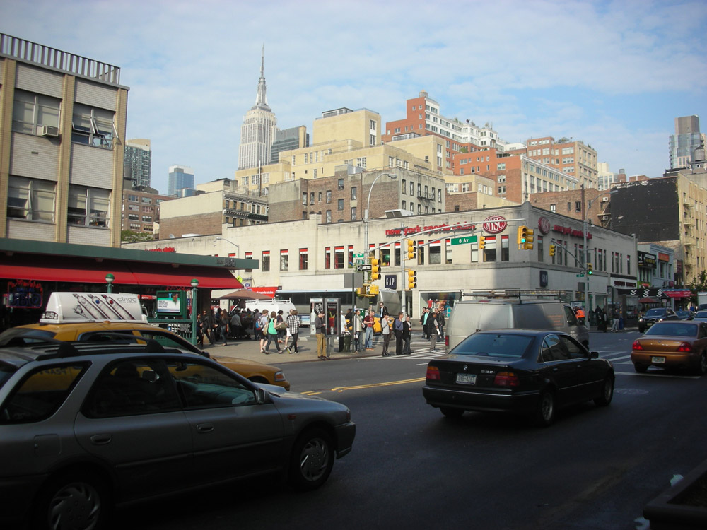 New-York Architecture, Manhattan, 8 AV et W 23 ST, Crosswalk, People, Car, Building, Road