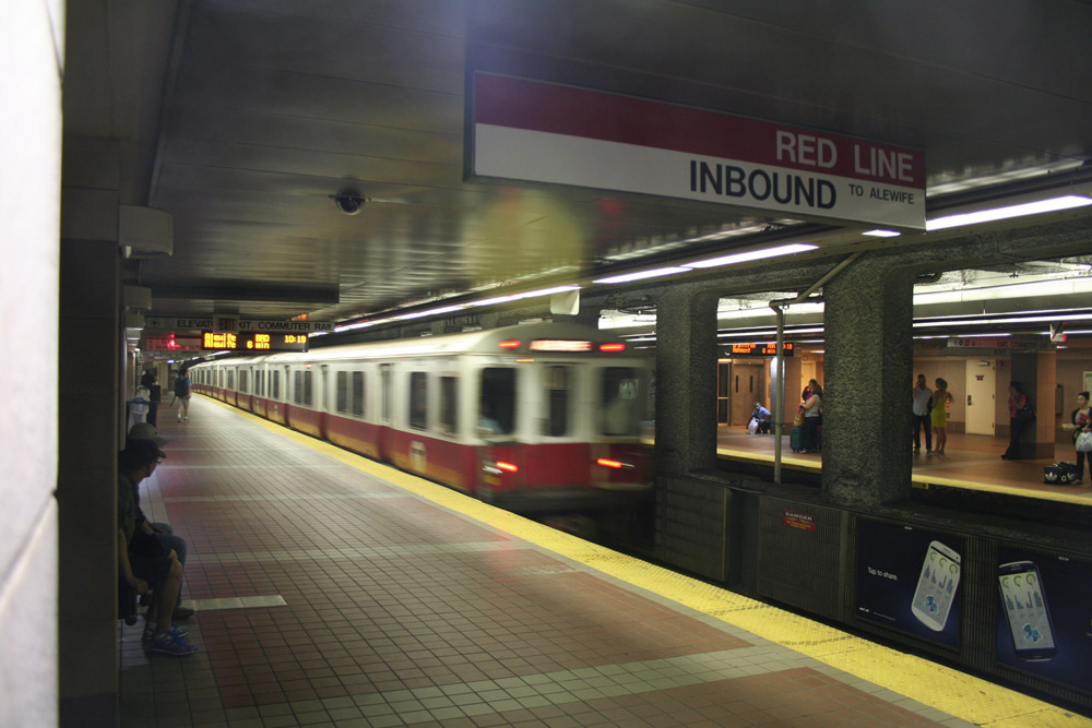 Boston Subway - MBTA red line - arrival of the train step 01