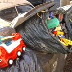 Sad things on the Streets of Paris, Sac de jouets neufs jetés à la poubelle