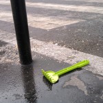Sad things on the Streets of Paris, Rateau vert plastique perdu