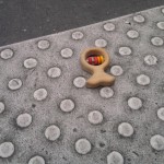 Sad things on the Streets of Paris, Jouet Hochet bois perdu